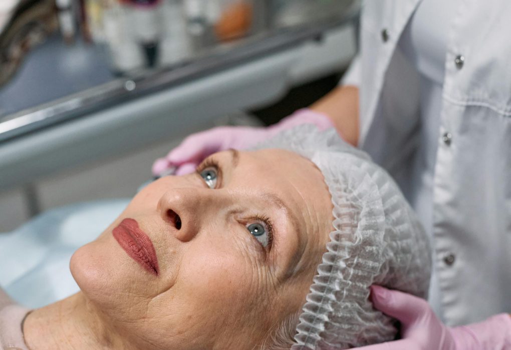 Moteris džiaugiasi natūraliais ir subtiliais veido bruožais po estetinės procedūros